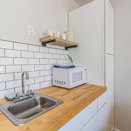 Landmark Resort King Suite Unit 607 - Beautifully Updated - Perfect For 2 Guests!